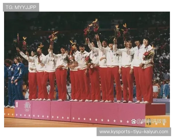 世界冠军领奖却滑倒!奖杯掉地上 世界冠军领奖却滑倒!奖杯掉地上