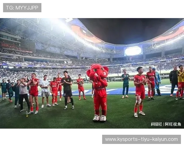 河南队被扣除6分处罚，李玮锋现身训练场督战