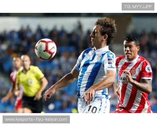 赫罗纳外线连续插上形成传中点 赫罗纳外线连续插上形成传中点